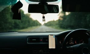 Fungsi dan Jenis Holder HP di Dashboard Mobil Fungsi dan Jenis Holder HP di Dashboard Mobil